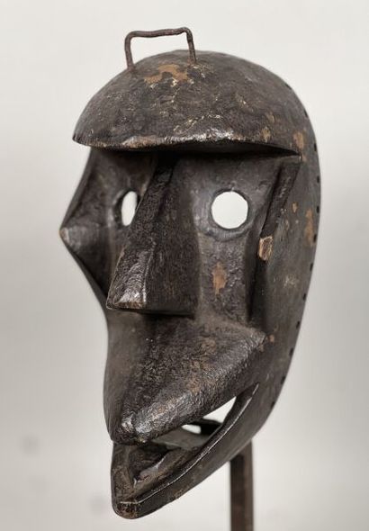 null COTE D'IVOIRE - peuple DAN KRAN

Masque zoomorphe cubisant, une agrafe en fer...