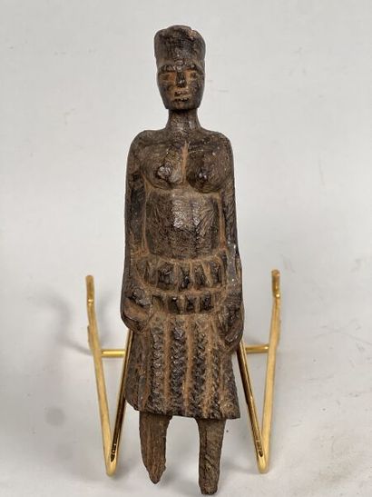 null MADAGASCAR - peuple VEZZO SAKALAVE

Statuette féminine vêtue d'un pagne.
Cassures...