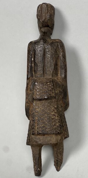 null MADAGASCAR - peuple VEZZO SAKALAVE

Statuette féminine vêtue d'un pagne.
Cassures...