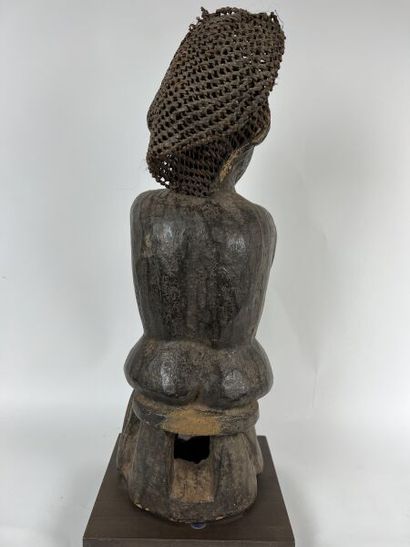 null CAMEROUN - Peuple BAMILEKE

Statuette de chefferie en bois à patine noire, chapeau...