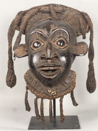 CAMEROUN - peuple BAMILEKE 

Superbe masque...