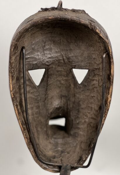 null COTE D'IVOIRE - peuple DAN KRAN

Masque en bois à patine noire, un bec d'oiseau...