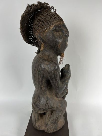 null CAMEROUN - Peuple BAMILEKE

Statuette de chefferie en bois à patine noire, chapeau...