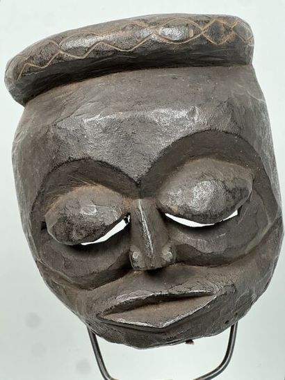 null NIGERIA - peuple IBIBIO

Petit masque en bois à patine noire, les yeux globuleux...