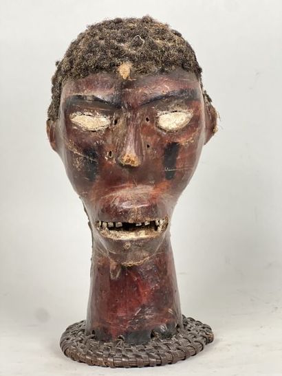 null NIGERIA ou CAMEROUN - peuple EKOI ou EJAGHAM

Cimier en bois décoré d'une tête...