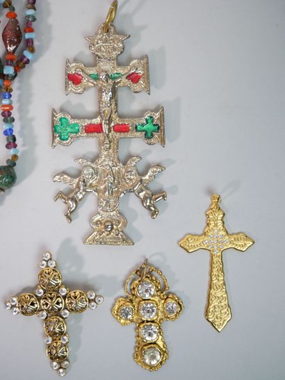 null Ensemble de bijoux fantaisies religieux, comprenant 3 chapelets de perles colorées,...