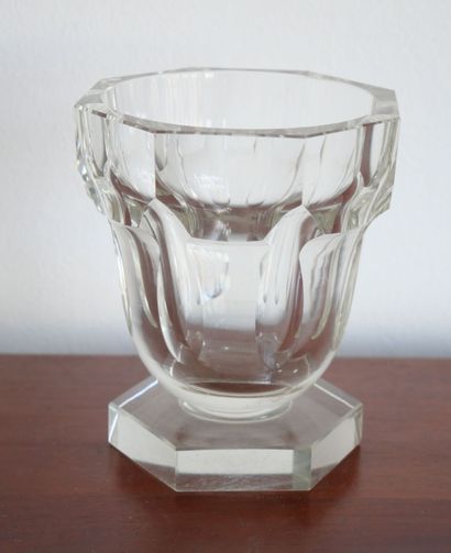 null Petit vase en verre taillé à pans coupés
Dimensions : 13 x 10,5 cm

Le retrait...