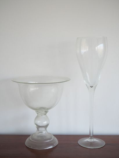 null Réunion de deux importants vases en verre:
- l'un à long pied filiforme et col...