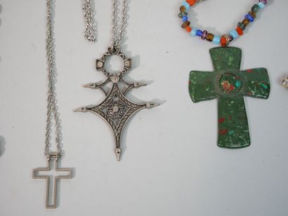 null Ensemble de bijoux fantaisies religieux, comprenant 3 chapelets de perles colorées,...
