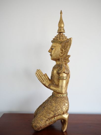 null CHINE XXe
Bouddha en bois doré orné de petites pièces de verre de couleur
Dimensions...
