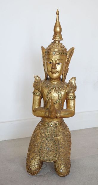 null CHINE XXe
Bouddha en bois doré orné de petites pièces de verre de couleur
Dimensions...
