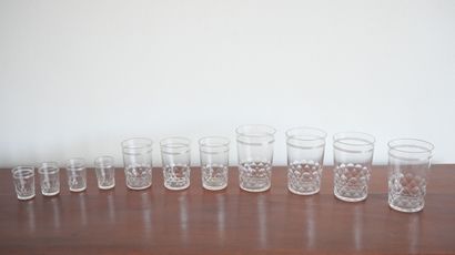 null Ensemble de verres en cristal taillé de liserets et alvéoles en partie basse,...