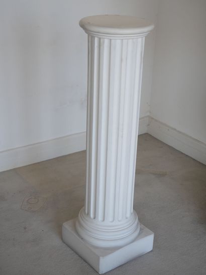 null D'après l'Antique
Perséphone
Sujet en terre cuite sur une colonne cannelée,...
