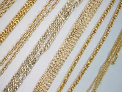null Ensemble de colliers comprenant une dizaine de chaines dorées et quelques colliers...