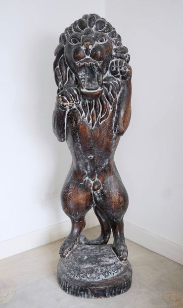 Important lion in carved and patinated wood
Modern...