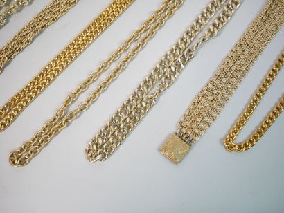 null Ensemble de colliers comprenant une dizaine de chaines dorées et quelques colliers...