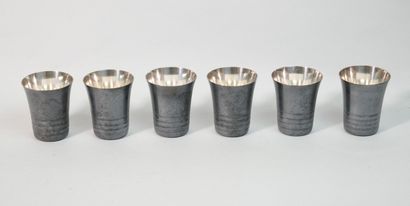 null Ensemble en métal argenté comprenant :
- 6 gobelets en métal argenté, dimensions...