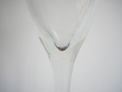 null Réunion de deux importants vases en verre:
- l'un à long pied filiforme et col...