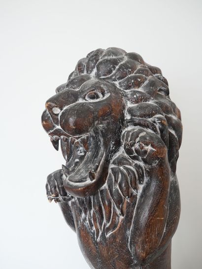 null Important lion en bois sculpté et patiné
Travail moderne
Hauteur : 138 cm

Le...