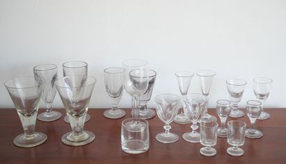 null Ensemble de 18 verres de différents modèles
Le plus grand : 19 x 7 cm
Le plus...