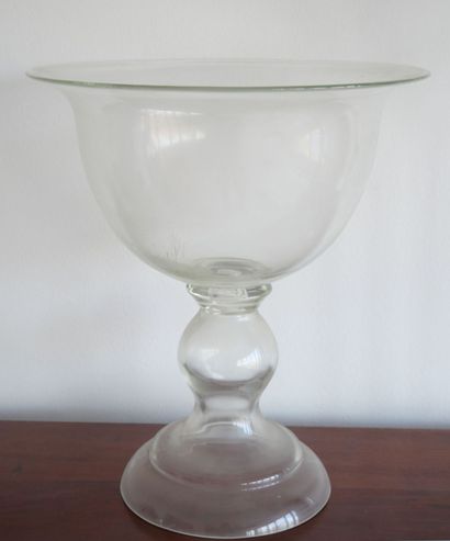 null Réunion de deux importants vases en verre:
- l'un à long pied filiforme et col...