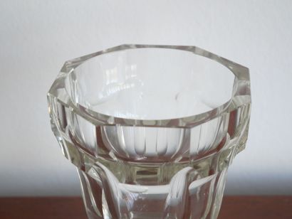 null Petit vase en verre taillé à pans coupés
Dimensions : 13 x 10,5 cm

Le retrait...