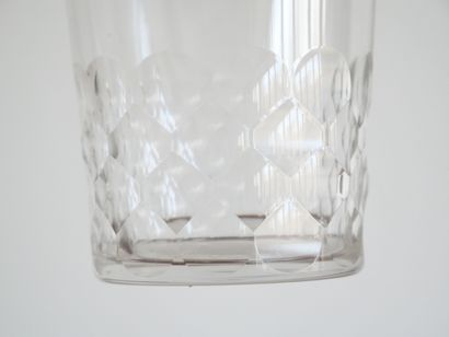 null Ensemble de verres en cristal taillé de liserets et alvéoles en partie basse,...