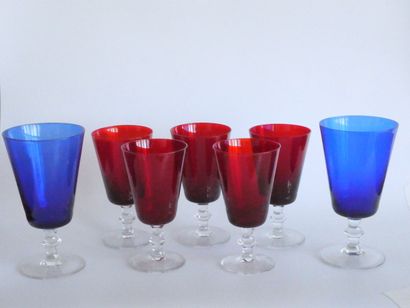 null Ensemble de verres à pied teintés comprenant :
- 5 verres rouges, dimensions...