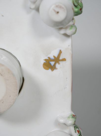 null Dans le goût de Chantilly :
Encrier de bureau en porcelaine, à décor polychrome...