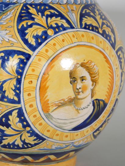 null ITALIE :
Vase globulaire en faïence à décor polychrome de portraits de profil...