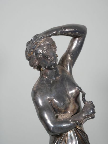 null Statuette en bronze argenté représentant Cléopâtre tenant le serpent lui mordant...