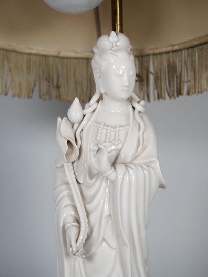 null CHINE :
Guanyin en porcelaine émaillée blanc tenant une tige de lotus dans sa...