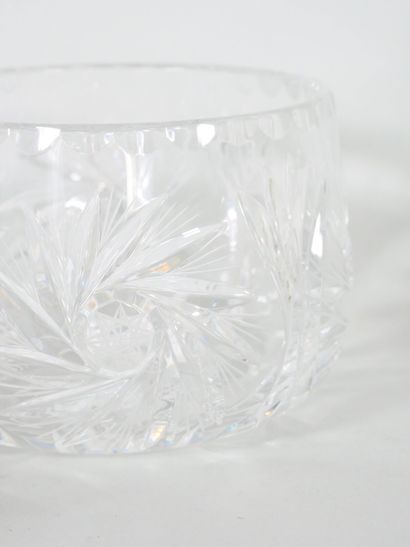 null Lot de verrerie en cristal comprenant : 
Un saladier en cristal à décor taillé...