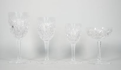 null SAINT LOUIS 
Partie de service de verres en cristal richement taillé à décor...