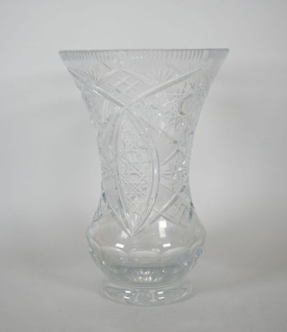 null Suite de 3 vases en cristal taillé comprenant : 
Un vase cornet à décor de croisillons....