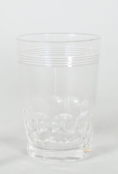 null Lot en petits verres à liqueur cristal taillé comprenant : 
BACCARAT. 5 petits...