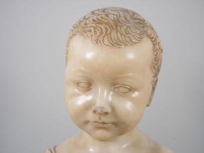 null Sculpture en marbre blanc représentant le portrait en buste d'un enfant drapé....