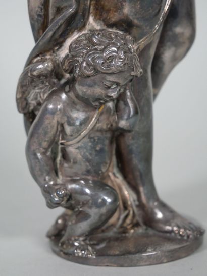 null Statuette en bronze argenté représentant Cléopâtre tenant le serpent lui mordant...