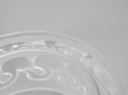 null LALIQUE France 
Boîte ronde couverte en cristal moulé pressé transparent, brillant...
