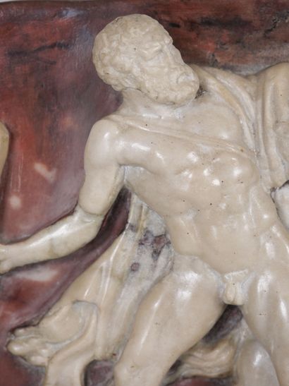 null Bas-relief en marbre blanc et marbre brun veiné représentant Hercule avec sa...