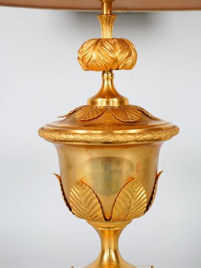 null Pied de lampe en forme de vase Médicis en bronze, laiton et métal doré reposant...
