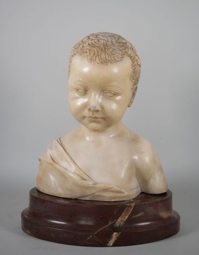 null Sculpture en marbre blanc représentant le portrait en buste d'un enfant drapé....