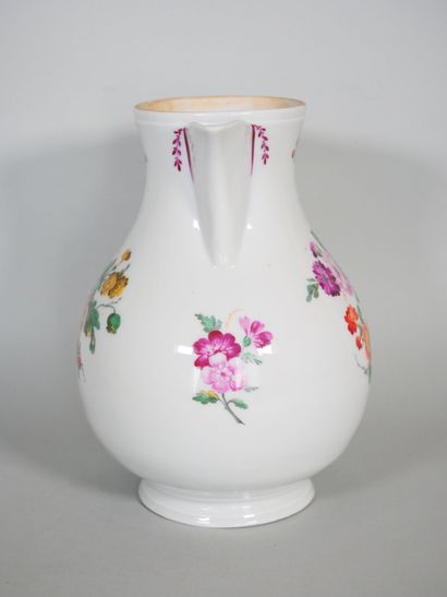 null Verseuse de forme balustre en porcelaine à décor polychrome de bouquets de fleurs...