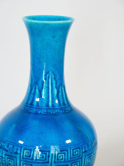 null CHINE :
Vase bouteille en porcelaine emmaillé bleu turquoise, à décor incisé...