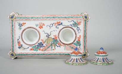 null Dans le goût de Chantilly :
Encrier de bureau en porcelaine, à décor polychrome...