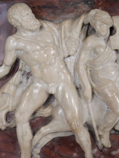 null Bas-relief en marbre blanc et marbre brun veiné représentant Hercule avec sa...