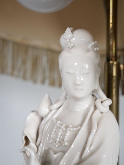 null CHINE :
Guanyin en porcelaine émaillée blanc tenant une tige de lotus dans sa...