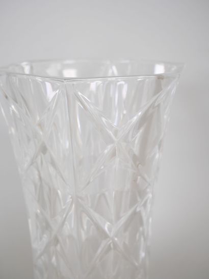 null Suite de 3 vases en cristal taillé comprenant : 
Un vase cornet à décor de croisillons....