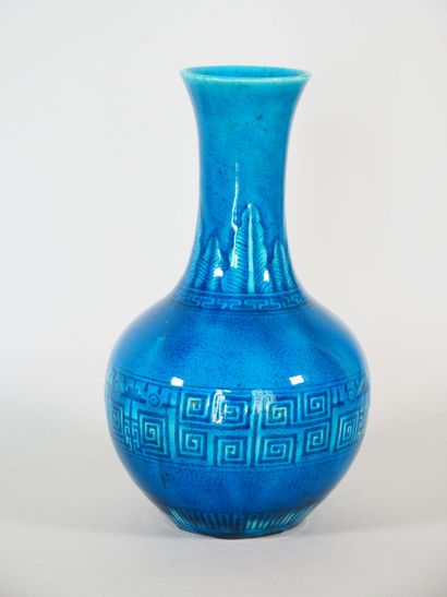 null CHINE :
Vase bouteille en porcelaine emmaillé bleu turquoise, à décor incisé...