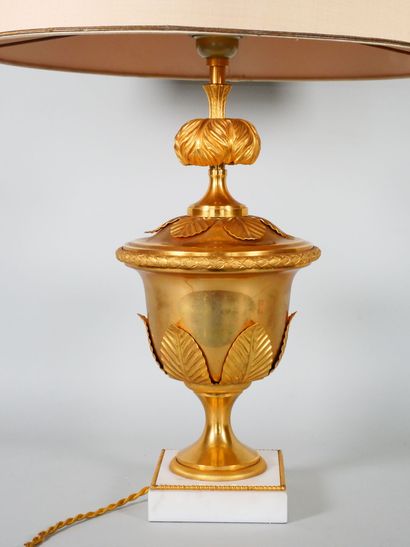 null Pied de lampe en forme de vase Médicis en bronze, laiton et métal doré reposant...